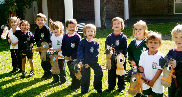 Alumnos de Kindergarten jugando en el jardín